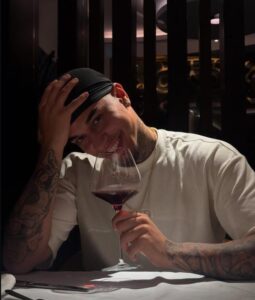 Veigh rebate críticas após show beneficente em apoio à comunidade trans