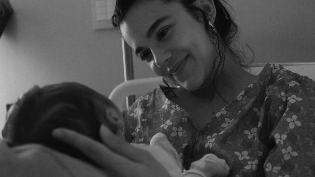 Manu Gavassi celebra seu primeiro Dia das Mães