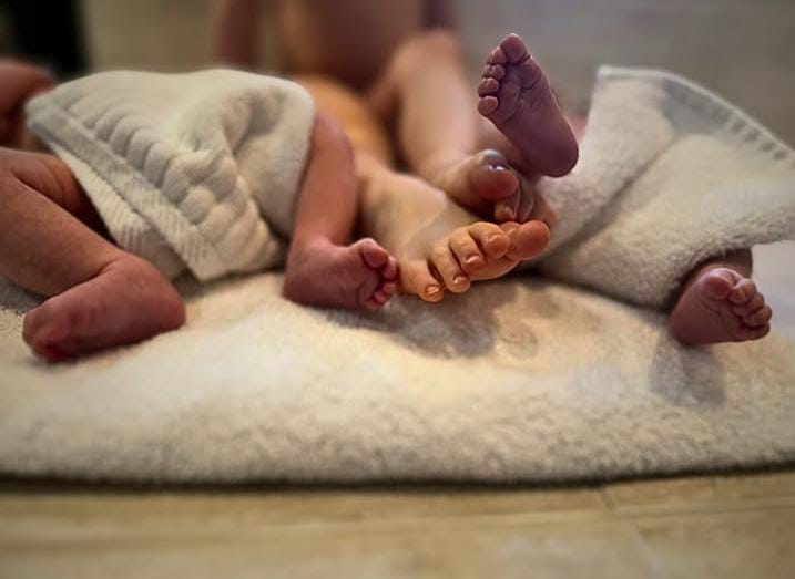 Amber Heard anuncia nascimento de gêmeos e celebra maternidade: "Transbordando em triplo"