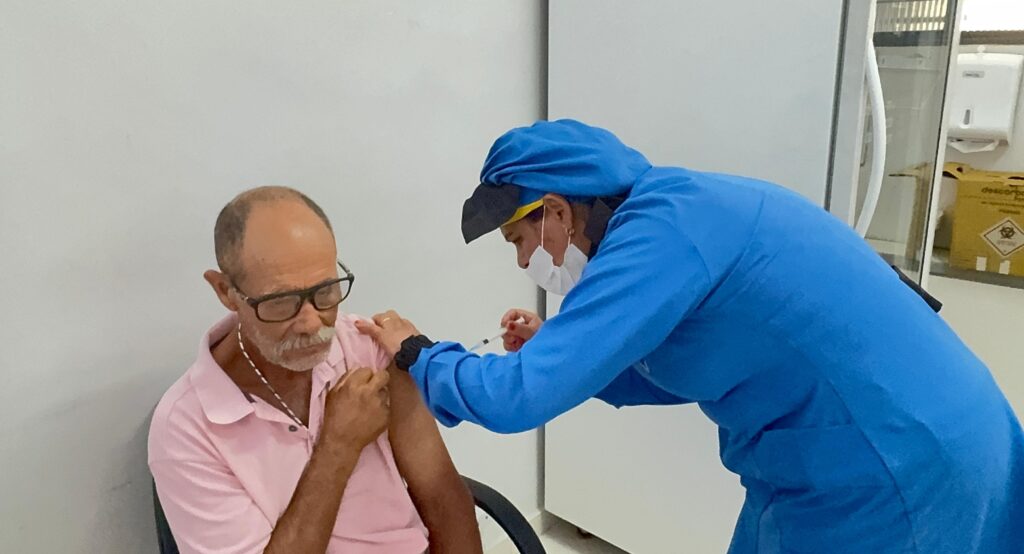 Campanha ocorre de 15 a 23 de maio para facilitar acesso às vacinas do calendário adulto e contra a gripe em locais de grande circulação