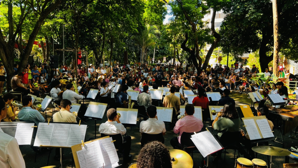 Sandro Mabel prestigia concerto do Dia das Mães no Parque Areião e celebra os 103 anos de Aparecida de Goiânia