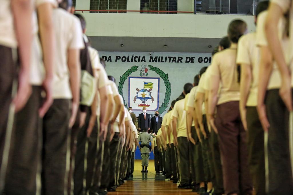 Adolescente trans conquista direito de usar farda masculina em colégio militar de Caldas Novas