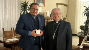 artinho Rocha em encontro com o Mestre de Celebrações Litúrgicas Pontifícias, Dom Diego Ravelli / Foto: Arquivo pessoal
