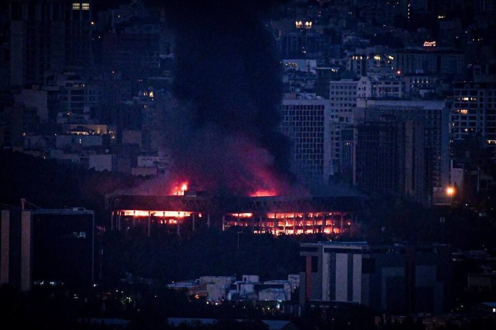Israel amplia ofensiva no Irã e atinge sede de TV estatal e hospital no quarto dia de conflito