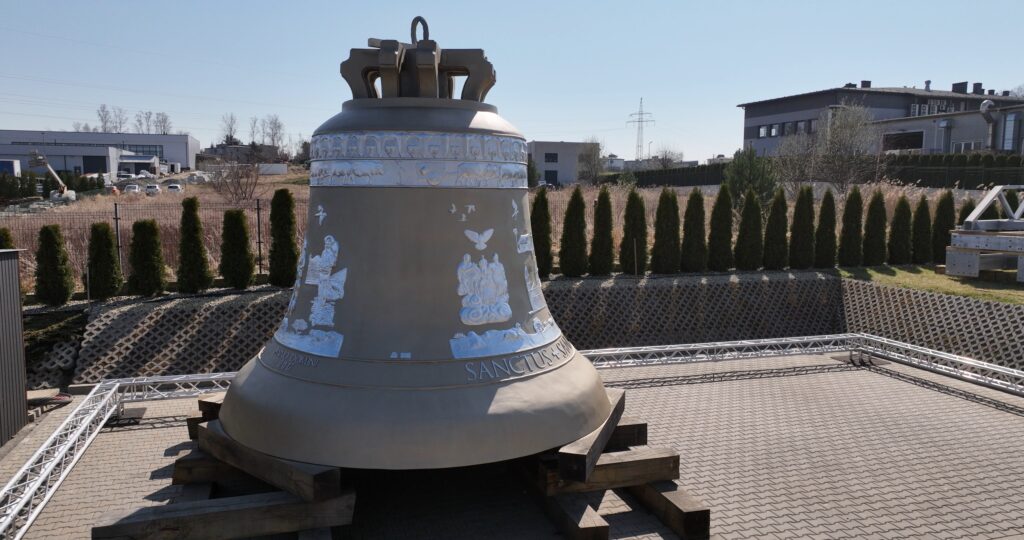 Testado ontem, o sino badala hoje às 19h30 na missa de abertura da Romaria do Divino Pai Eterno