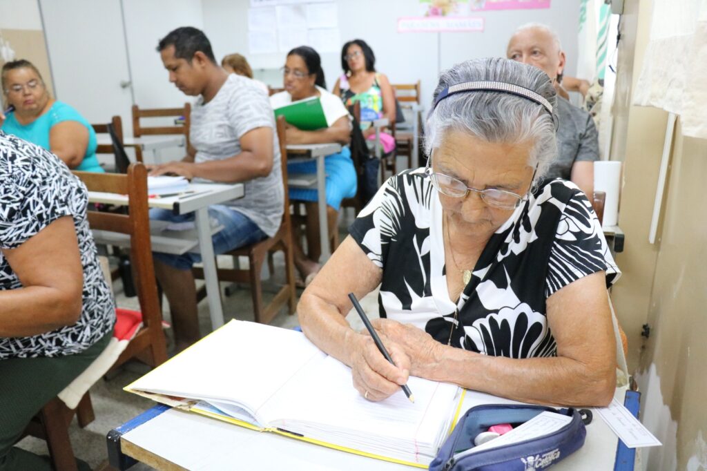 Capital intensifica busca ativa para vagas no EJA em meio à reestruturação do programa
