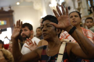 Avanço evangélico e crescimento de quem não segue religião marcam nova configuração da fé no Brasil