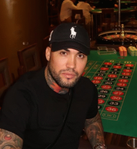 MC Brisola: cantor nega agressão e acusa ex de invasão e violência