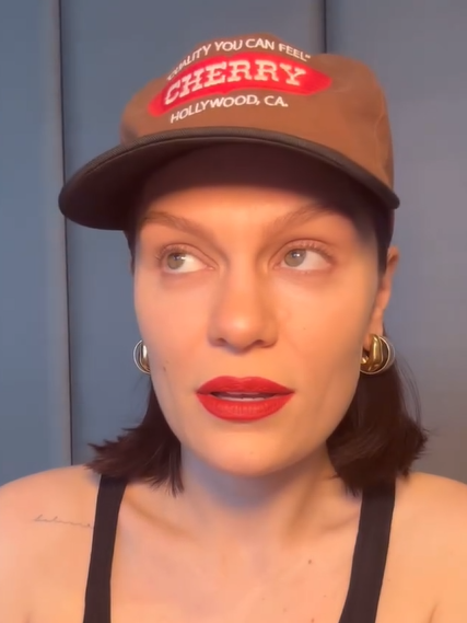 Jessie J revela diagnóstico de câncer de mama em estágio inicial