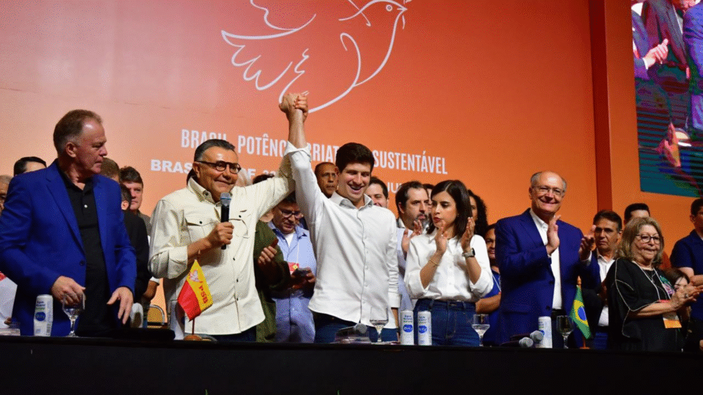 Ao lado de Lula e Motta, João Campos é eleito presidente do PSB 