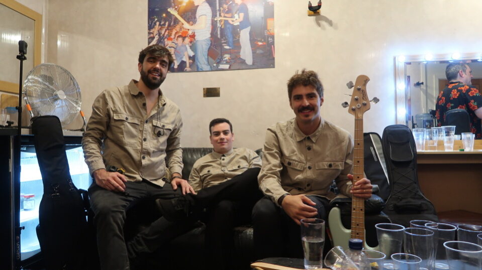 Foto 2 Legenda da foto da esquerda para a direita Osmar Netto Davi Barreira e Arthur Andraus integrantes da banda Versario.jfif