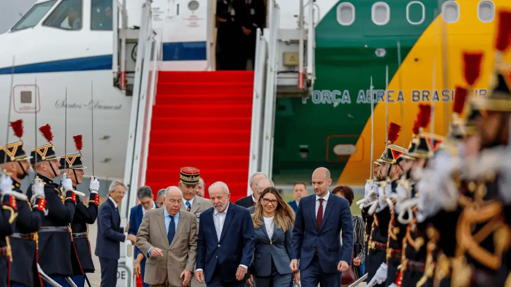 Lula chega na França para visita de Estado