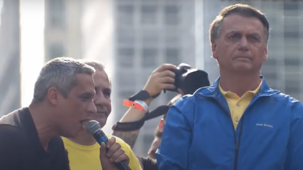 Bolsonaro chega a ato na Paulista contra investigação de golpe com Gayer e Wilder presentes