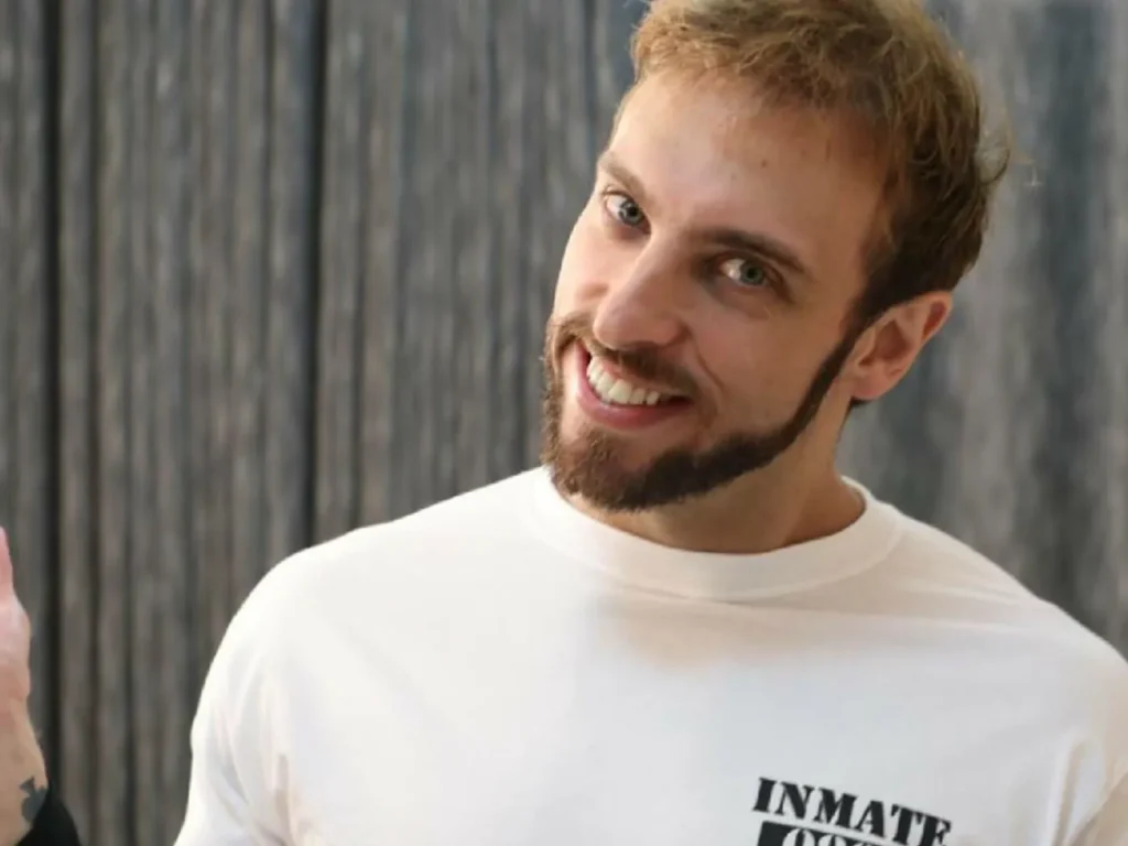 Humorista Leo Lins e condenado a oito anos de prisao por falas preconceituosas