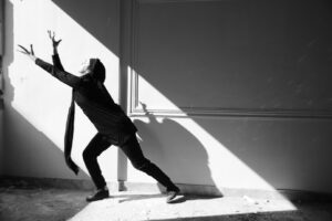 Uma borboleta está batendo na janela Irã Direção por Mohammad Hasani Créditos Divulgação DOlhar