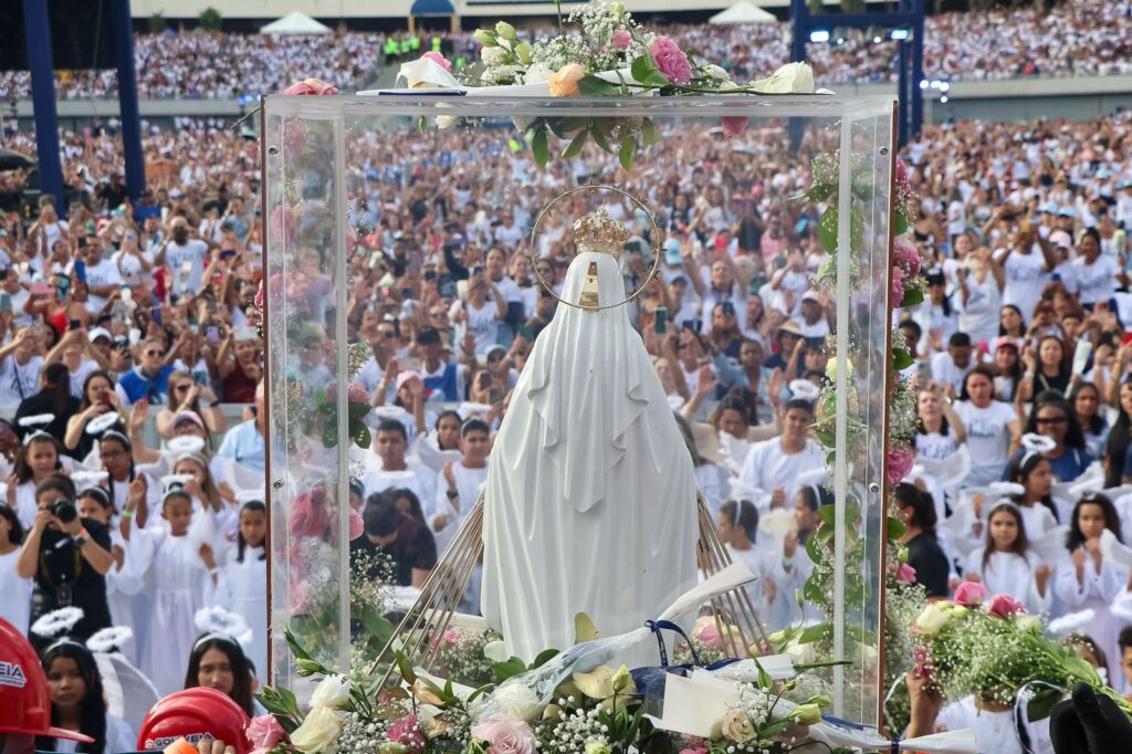 Imagem peregrina de Nossa Senhora das Graças desembarca em Goiânia vinda de Paris e é recebida com orações e cânticos por centenas de fiéis