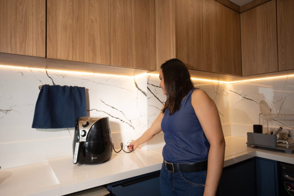 Equatorial Goiás reforça orientações para economizar com a cobrança extra e os impactos do período de frio e tempo seco