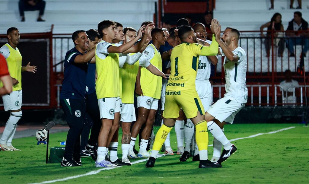 Defesa do Goiás se destaca na Série B, com apenas 6 gols sofridos em 10 jogos