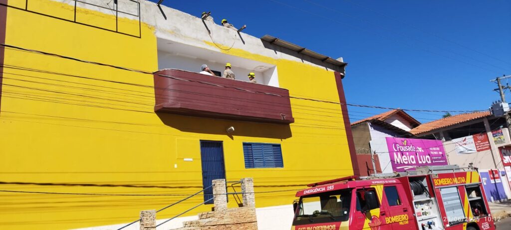 Dois trabalhadores sofrem choque elétrico durante instalação de telhado em Pirenópolis