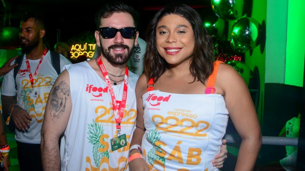 bloguierinha ao lado do namorado em camarote de salvador 1707605346903 1920x1080