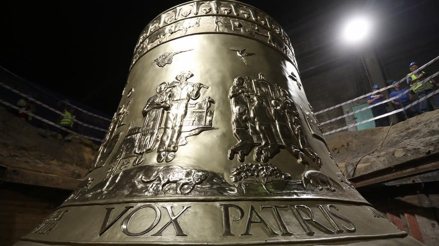 Maior sino de badalo do mundo chega a Trindade e é recebido com missa solene