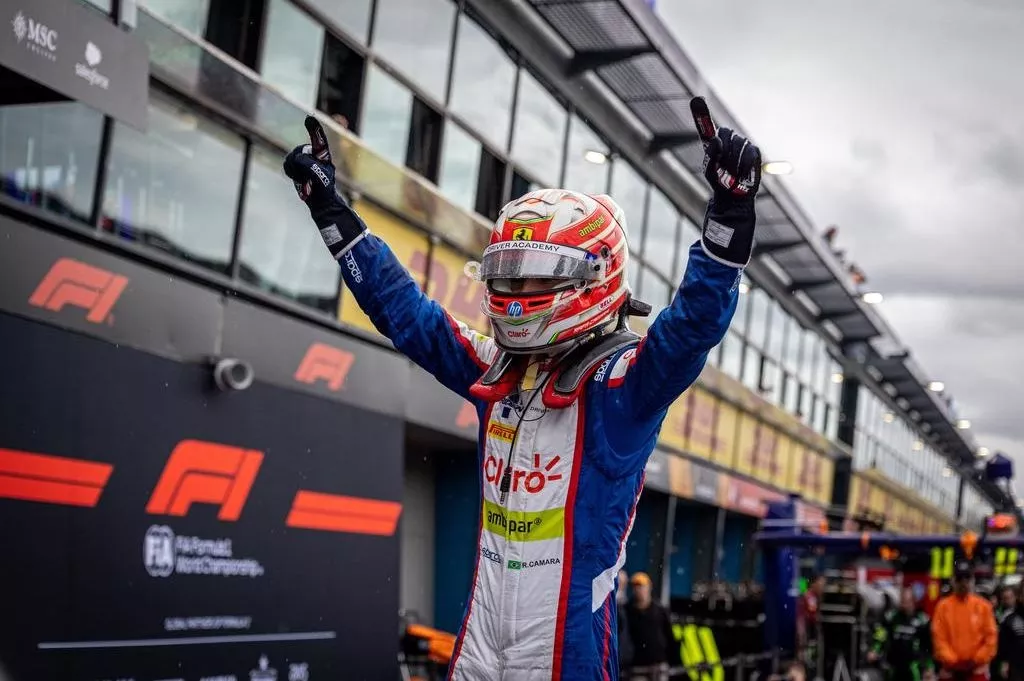 Rafael Câmara domina e vence a corrida principal da Fórmula 3 em Barcelona