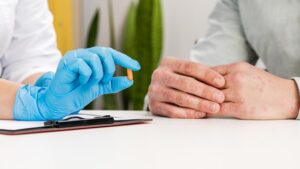 o dermatologista examina a pele do paciente o paciente tem nas maos uma cura para o belezney exame e diagnostico de doencas de pele alergias psoriase eczema dermatite 544249 1716