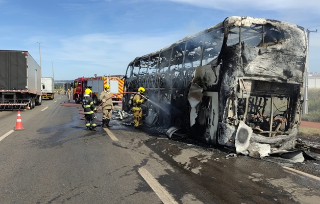Bombeiros usaram 13 mil litros de água para controlar o incêndio