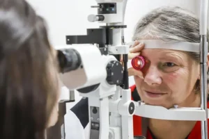 Doenças silenciosas, excesso de telas e estética sem respaldo médico ameaçam a saúde da visão e exigem atenção preventiva