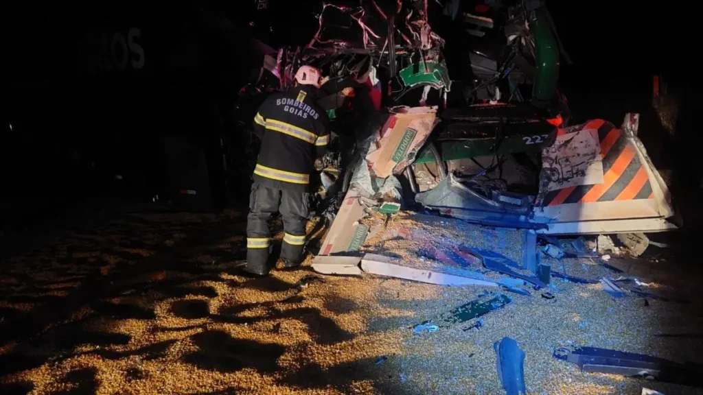 Acidente entre ônibus e carreta deixa ao menos 30 feridos na GO-164 OLHO: Foto:Divulgação:/CBMGO