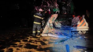 Acidente entre ônibus e carreta deixa ao menos 30 feridos na GO-164 OLHO: Foto:Divulgação:/CBMGO