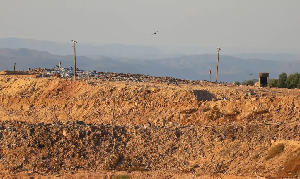 Enquanto o relatório da Secretaria Estadual de Meio Ambiente (Semad) aponta risco de colapso e contaminação no Aterro Sanitário de Goiânia, o prefeito Sandro Mabel segue defendendo o funcionamento do local.