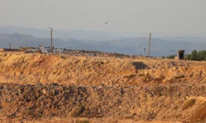 Enquanto o relatório da Secretaria Estadual de Meio Ambiente (Semad) aponta risco de colapso e contaminação no Aterro Sanitário de Goiânia, o prefeito Sandro Mabel segue defendendo o funcionamento do local.