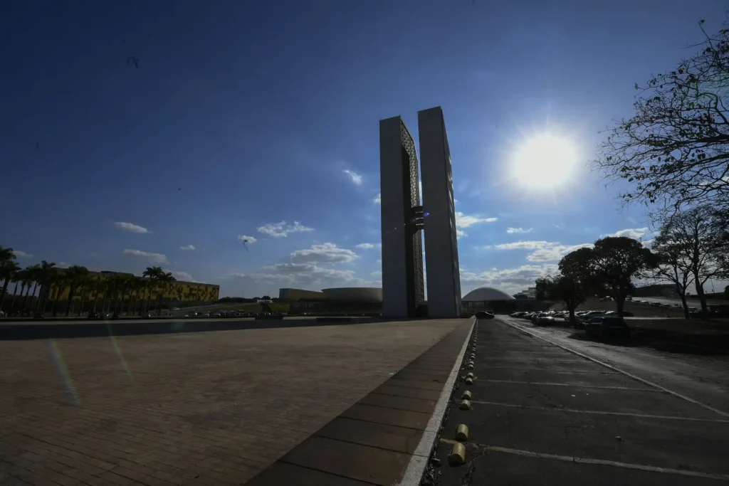 Em agosto, Congresso volta pressionado por tarifaço, anistia e promessa de isenção do IR