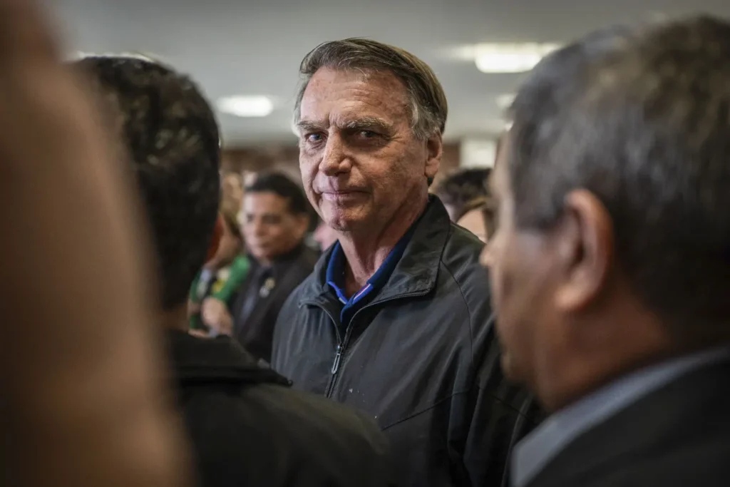 Centrão aguarda crise de Trump e desgaste de Bolsonaro para decidir rumo