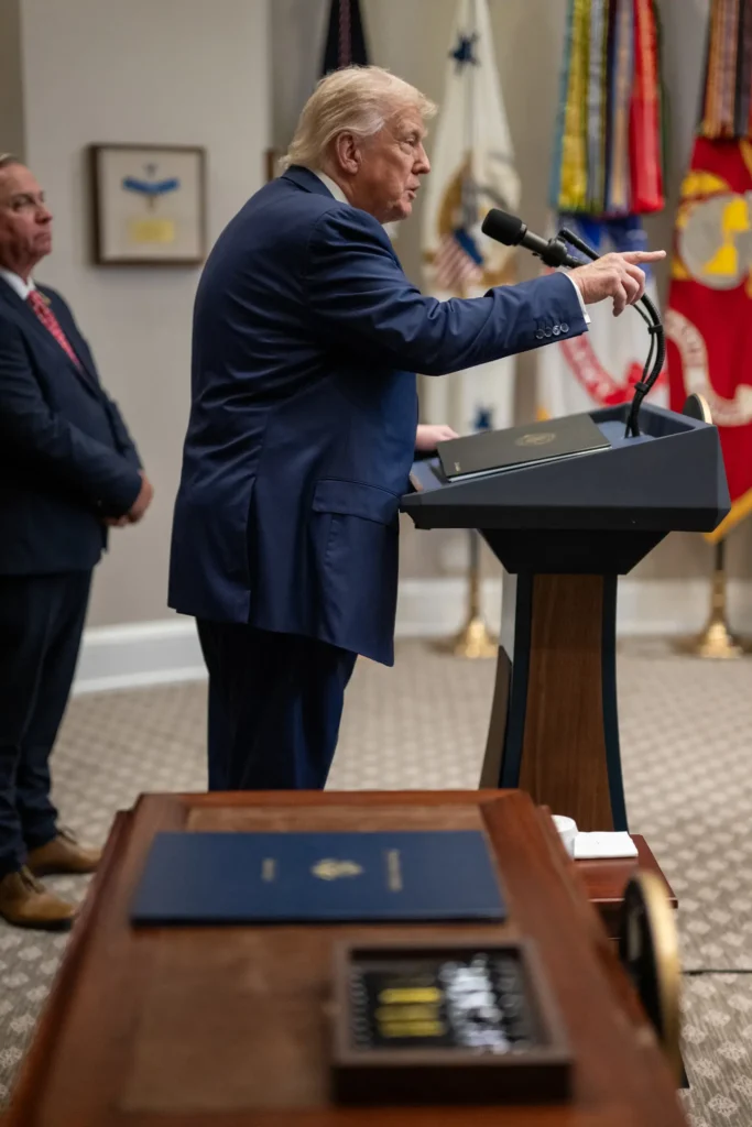 5 nota Foto Molly Riley Official White House Photo