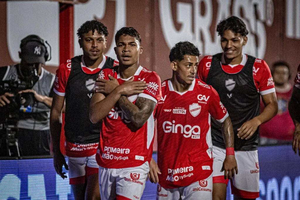 Gustavo Pajé foi o autor do primeiro gol da partida contra o CRB, na vitória por 2 a 0 (Foto: Roberto Corrêa | VNFC)