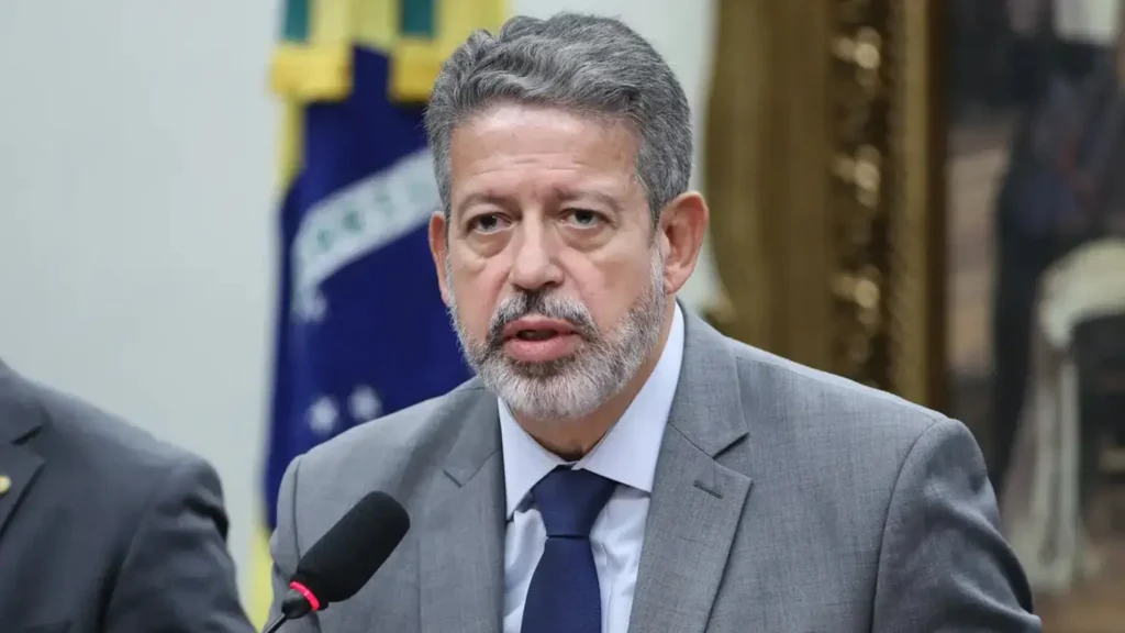 Relatório do IR afaga críticas ao Congresso e alivia tensão política