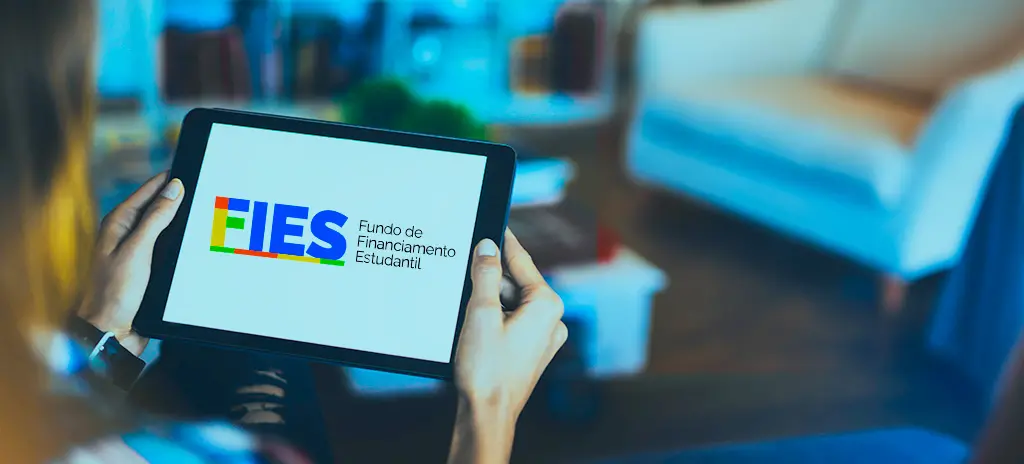 6e87d027 mulher segurando tablet tela fies