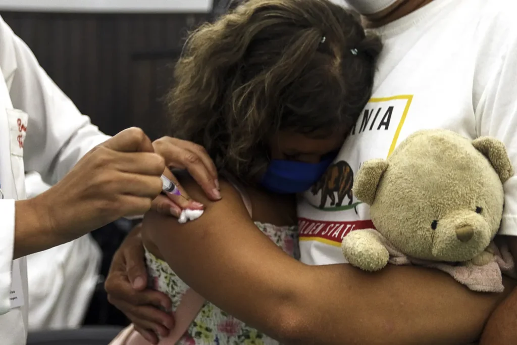 Falta de campanhas, fake news e barreiras de acesso explicam por que crianças pobres, indígenas e negras seguem entre as mais afetadas pela ausência de vacinas