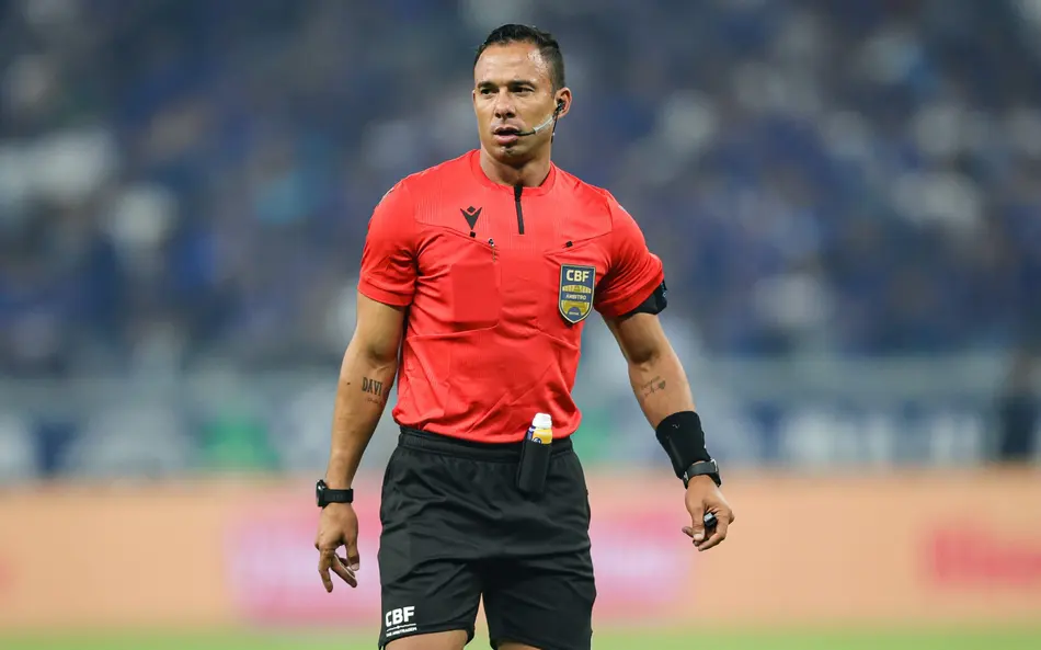 Maguielson Lima Barbosa comando o apito de Avaí e Vila Nova (Foto: Gilson Lobo | AGIF)