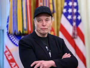 França investiga rede X por ingerência e fraude enquanto Musk desafia autoridades