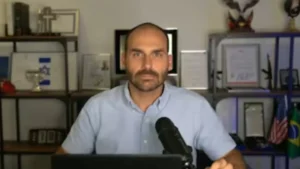 Eduardo Bolsonaro promete "sacrifício pessoal" para tirar Moraes do STF e ameaça delegado da PF