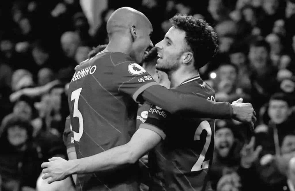 Fabinho e Jota comemorando durante jogo do Liverpool