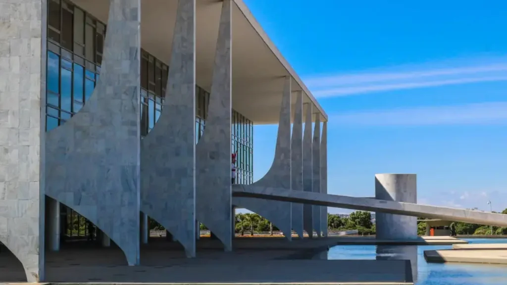 Governo aciona STF contra Congresso por queda do decreto do IOF