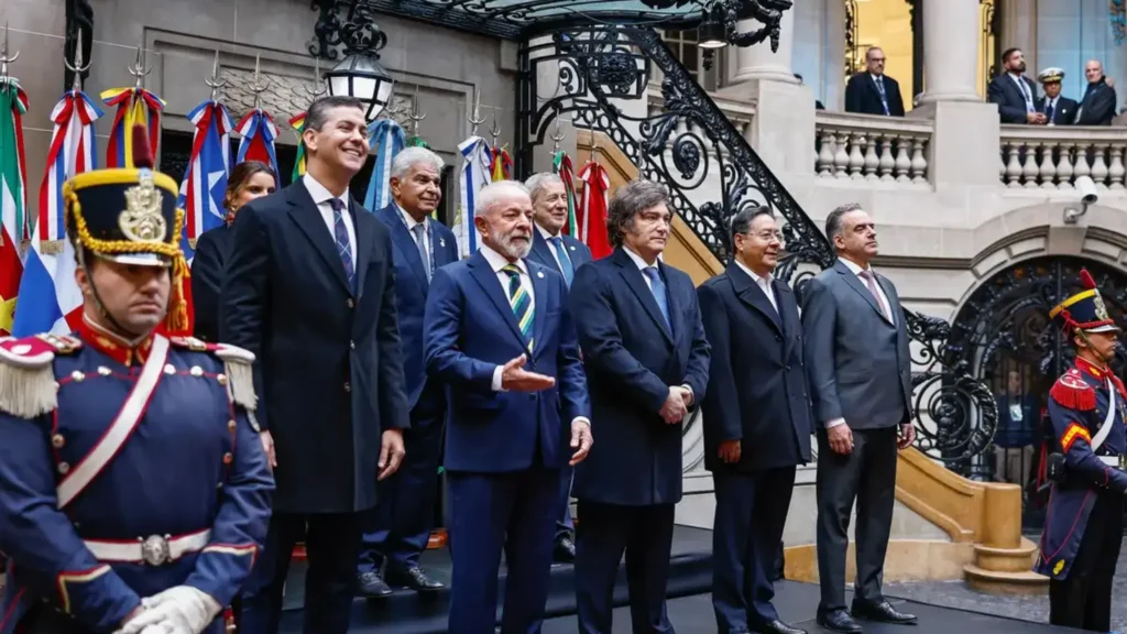 Na Argentina, Lula assume presidência do Mercosul