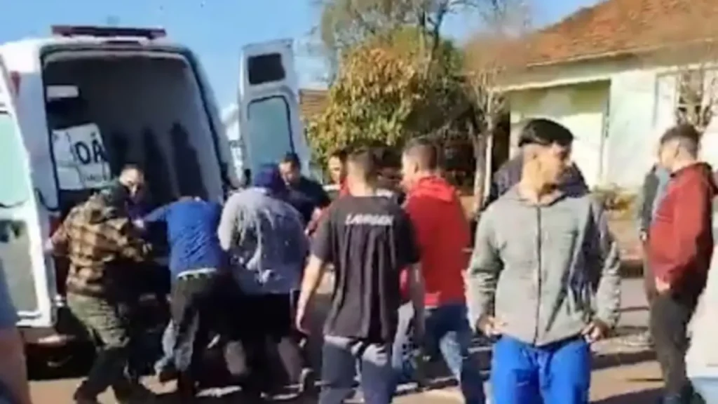 População imobiliza adolescente que atacou escola no RS Foto: Divulgação