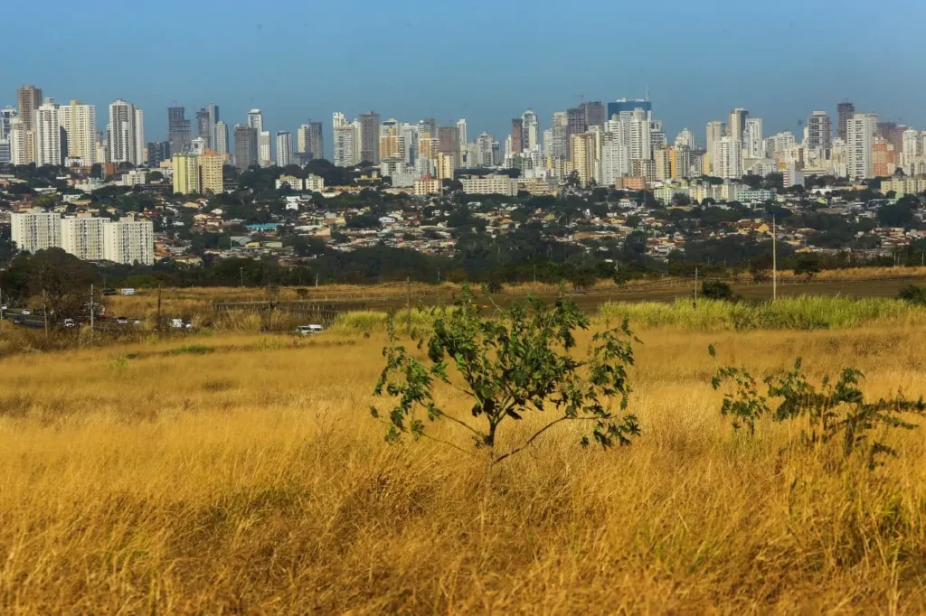 Tempo seco e sol forte marcam o domingo em Goiás