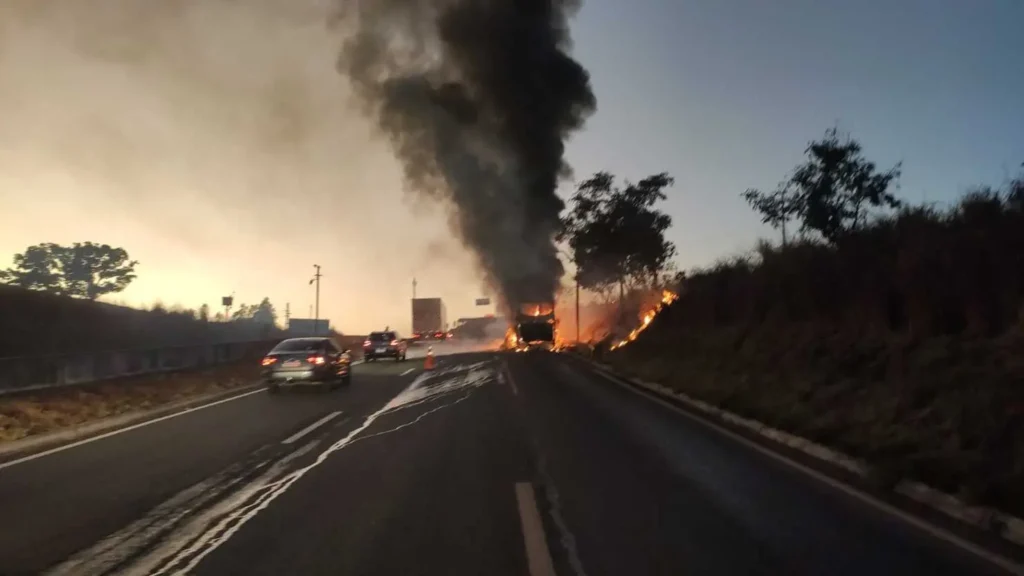Ônibus pega fogo na BR-060 em Abadia de Goiás após pane