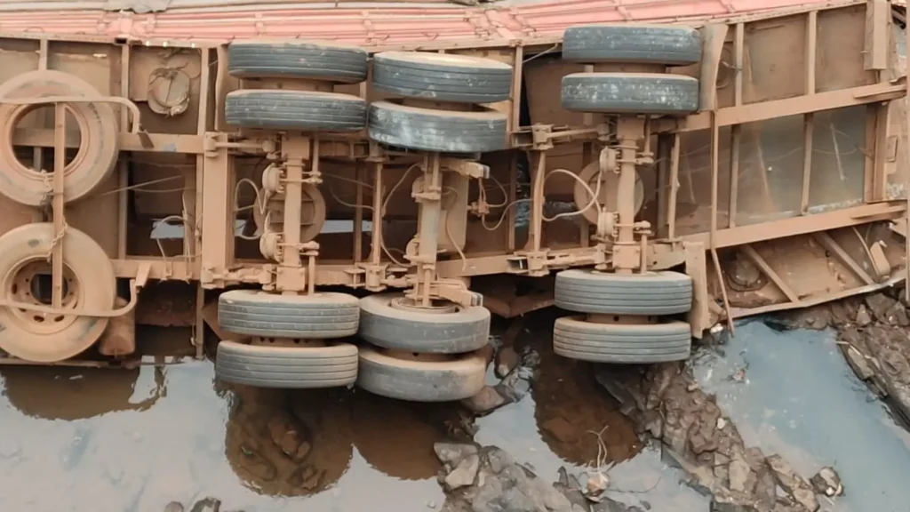 Caminhão cai de ponte na BR-364 e motorista morre preso às ferragens